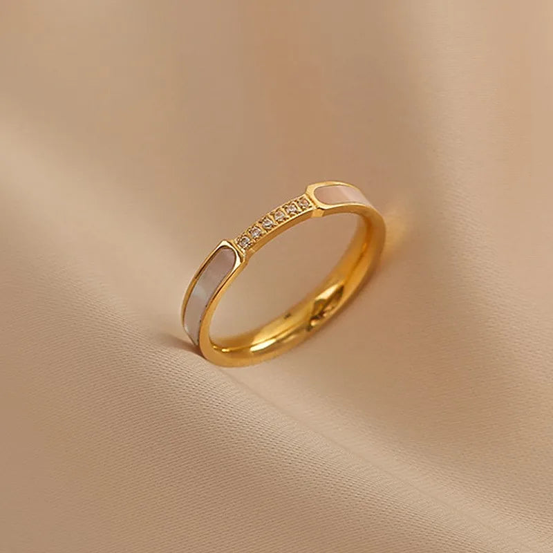 Anillo "Golden Shell"™: Acero Inoxidable con Circonia y Nácar