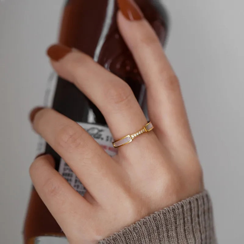 Anillo "Golden Shell"™: Acero Inoxidable con Circonia y Nácar